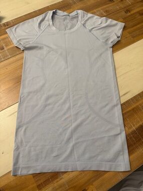 lululemon athletica Light Gray Short Sleeve Performance Tee